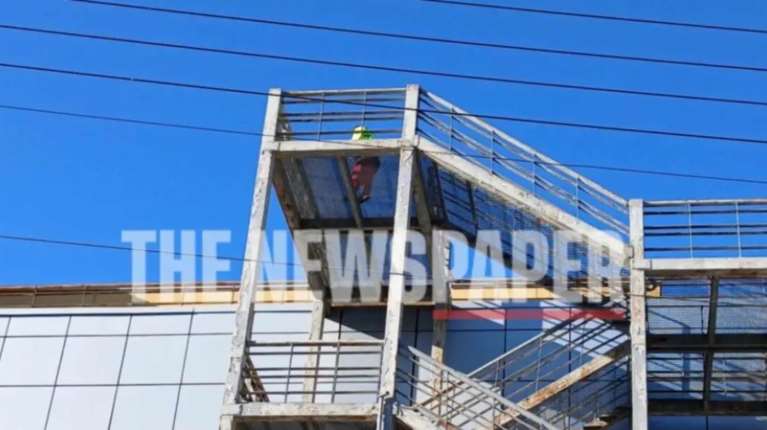 Νοσοκομείο Βόλου: Ανδρας ανέβηκε στον τρίτο όροφο και απειλεί να πέσει – Κλήθηκε η αστυνομία