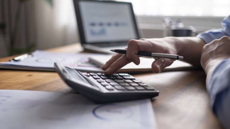 Τι σημαίνει για τις συντάξεις η μετάβαση από τον δείκτη πληθωρισμού στον δείκτη μισθών