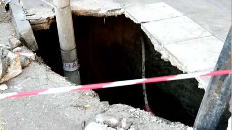 Καθίζηση εδάφους στο Παγκράτι: Ανοιξε "κρατήρας" πλάτους 3 μέτρων, προσήχθη 52χρονος μηχανικός