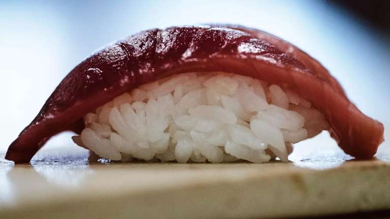 Ό,τι πιο κοντινό σε Τόκιο παίζει στην Αθήνα: Σε αυτό το &quot;εστιατόριο τσέπης&quot; τρως το σούσι όπως πουθενά αλλού