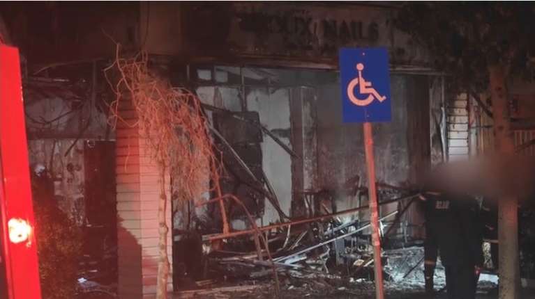 Στάχτη έγινε κέντρο αισθητικής στη Νέα Σμύρνη: Εκκενώθηκαν και τα διπλανά κτίρια