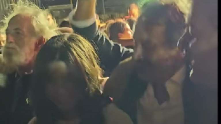 Βασίλης Μπισμπίκης: Νέο βίντεο από το κρητικό γλέντι στη Μεταμόρφωση – Χορεύει με τον Μιχάλη Αεράκη και τη Δανάη Παππά