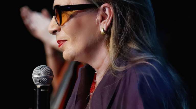 Η Λίνα Νικολακοπούλου για τον ΛΕΞ, τον &quot;Καιρό των Τσιγγάνων&quot; και τα 35 χρόνια του &quot;Παραδέχτηκα&quot; που γιορτάζει στο Παλλάς