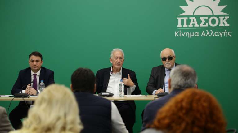 Γκρίνιες για τα στελέχη του ΠΑΣΟΚ που επιστρέφουν…αφού εγκατέλειψαν το κόμμα μέσα στην κρίση για τον ΣΥΡΙΖΑ