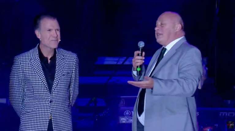 Βόλος: Τα &quot;γαλλικά&quot; Μπέου σε δημοσιογράφο και η αμηχανία της τραγουδίστριας - &quot;Πάντα κάνει κάποια μ@λ...&quot; [βίντεο]