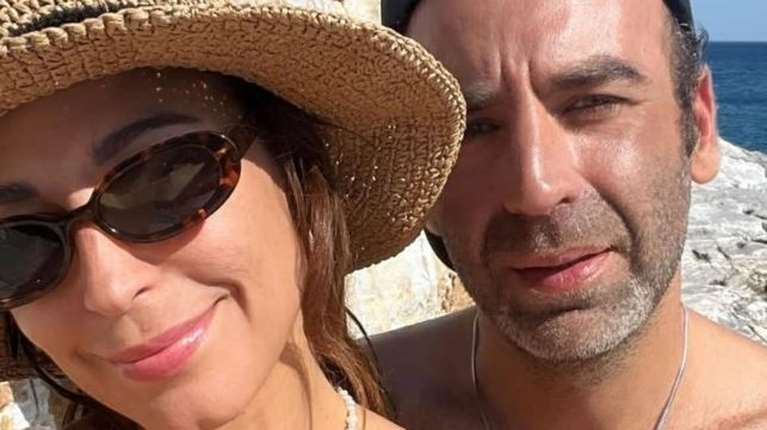 Στη Σητεία η Κατερίνα Παπουτσάκη με τον σύντροφό της, Θάνο - Δείπνο δίπλα στο κύμα