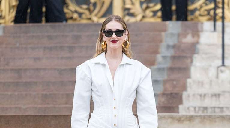 To wet look της Kιάρα Φερράνι είναι το ιδανικό haistyle για όλα τα καλοκαιρινά καλέσματα