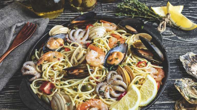 Πιάτο που μυρίζει θάλασσα: Αρωματική γαριδομακαρονάδα με λεμόνι, σκόρδο, κρασί