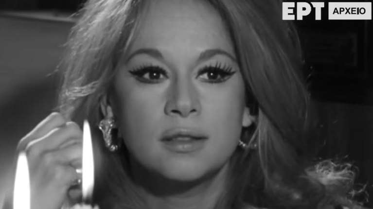 Αδημοσίευτο βίντεο της Αλίκης Βουγιουκλάκη από τη Στησιχόρου - Ανοίγει δώρα με τον γιο της και του ψιθυρίζει στ&#39; αυτί