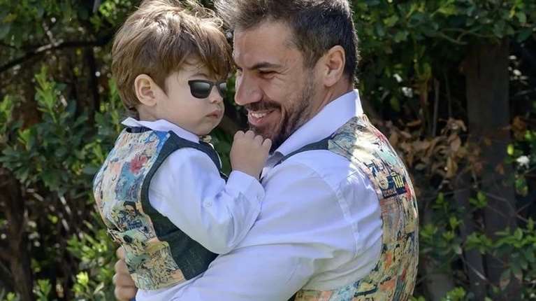 Άκης Πετρετζίκης: Το ξεκαρδιστικό στιγμιότυπο με τον γιο του Αχιλλέα που αξίζει να δεις