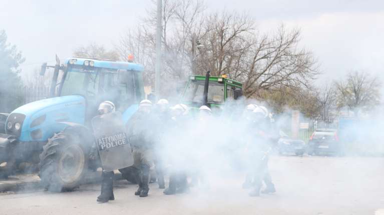Δικογραφία για το &quot;πάτα τον&quot; στη Θεσσαλονίκη - Στα επεισόδια μεταξύ αγροτών και Αστυνομίας κοντά στο αεροδρόμιο