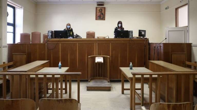 Βόλος: Στο εδώλιο 61χρονη &quot;stalker&quot; για ερωτική εμμονή με 68χρονη