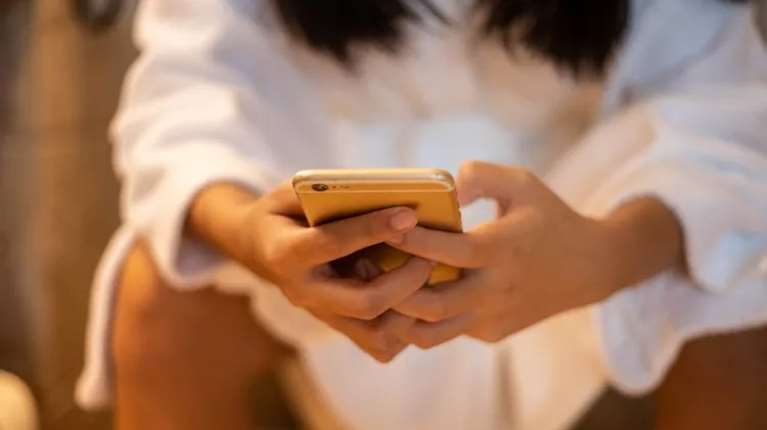 Γιατί δεν πρέπει να παίρνεις ποτέ το κινητό σου στην τουαλέτα - Η συνήθεια που σου κοστίζει