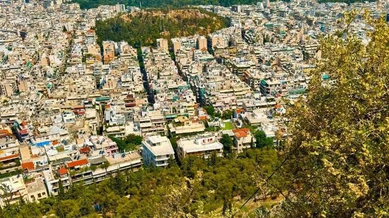 Η αθηναϊκή αγορά κατοικίας αλλάζει μορφή: Από τις βίλες έως τα εργοστάσια και τα μεσοαστικά διαμερίσματα