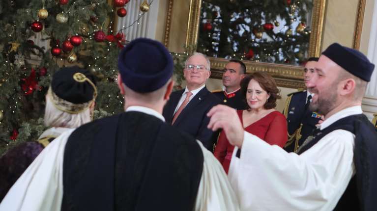 Χριστουγεννιάτικα κάλαντα στον Κωνσταντίνο Τασούλα