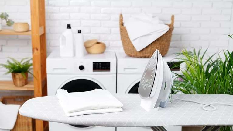 Το οικονομικό νεράκι σιδερώματος με άρωμα γιασεμί, που θα μεταμορφώσει τα ρούχα σου