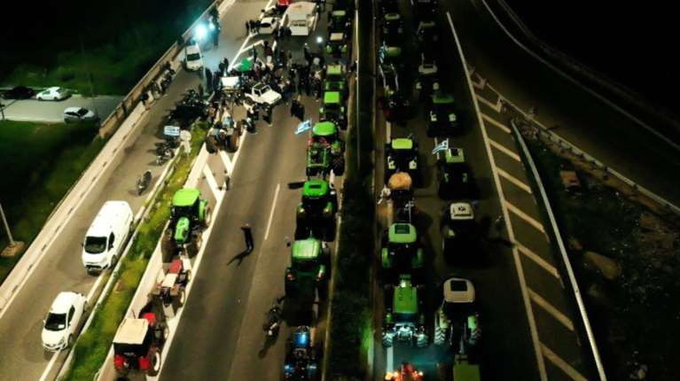 Πάτρα: Αγρότες και κτηνοτρόφοι έστησαν εκ νέου μπλόκο στον κόμβο της Εγλυκάδας