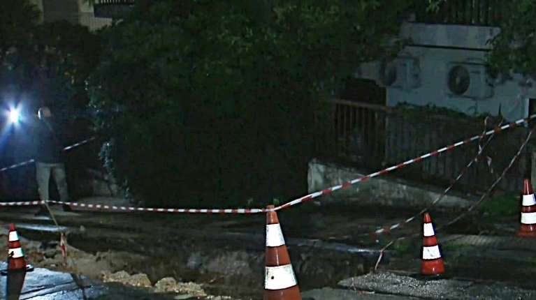 Κακοκαιρία στην Αττική: Υπερχείλισε ρέμα στο Πικέρμι - Καθίζηση στο Πολύγωνο λόγω της ισχυρής καταιγίδας