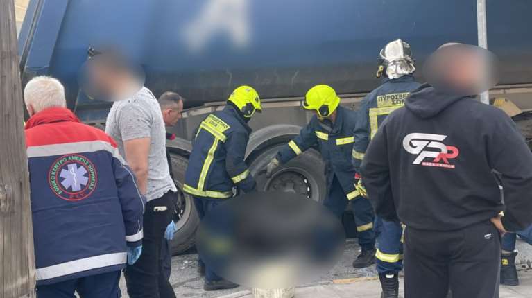 Τραγωδία στη Λάρισα: Νεκρή γυναίκα που παρασύρθηκε από φορτηγό [εικόνες]