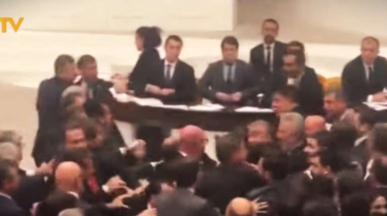 Τουρκία: Χάος και άγριο ξύλο στο κοινοβούλιο - Γιατί πλακώθηκαν οι βουλευτές