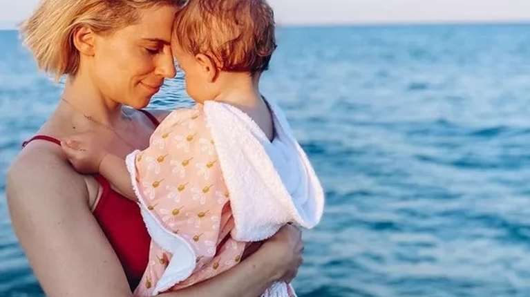 Τα ξανθά μπουκλάκια που ζηλέψαμε: Η κόρη της Νάντιας Μπουλέ απολαμβάνει το παγωτό της στην παραλία