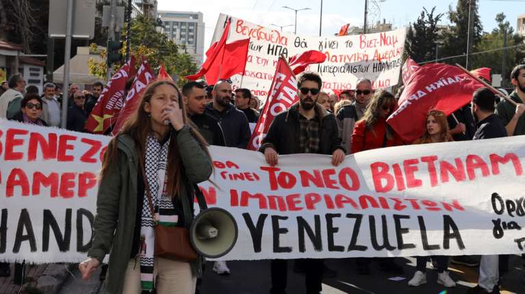 "Κάτω τα χέρια από τη Βενεζουέλα": Πορεία προς την αμερικανική πρεσβεία για την επέμβαση στο Καράκας