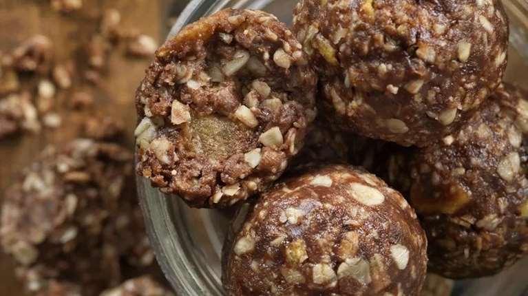 Με γεύση καρυδόπιτα: Πεντανόστιμες μπάλες ενέργειας χωρίς ζάχαρη