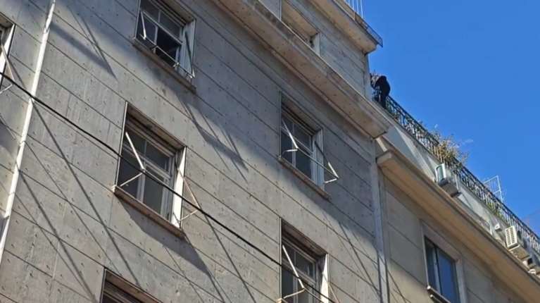 Συναγερμός στο κέντρο της Αθήνας: Άνδρας απειλεί να πέσει από ταράτσα στην οδό Σωκράτους