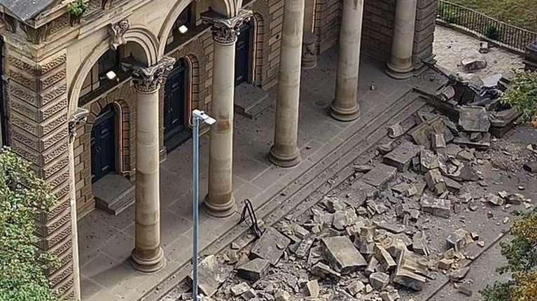 Σοκαριστικό βίντεο: Η στιγμή που καταρρέει βικτωριανός ναός στην Αγγλία - Την τελευταία στιγμή γλίτωσε περαστικός