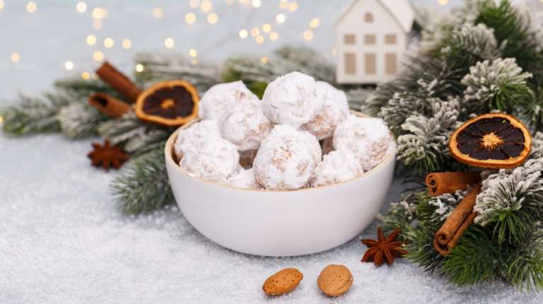 Τα 8 μυστικά για τέλειους κουραμπιέδες - Πώς θα σας πετύχει το αγαπημένο χριστουγεννιάτικο γλυκό