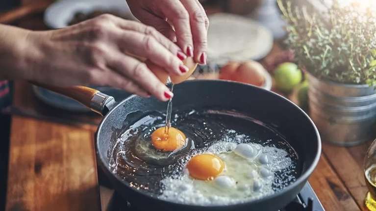 Πώς θα κάνεις αντικολλητικό οποιοδήποτε τηγάνι - Ένα πανεύκολο κόλπο