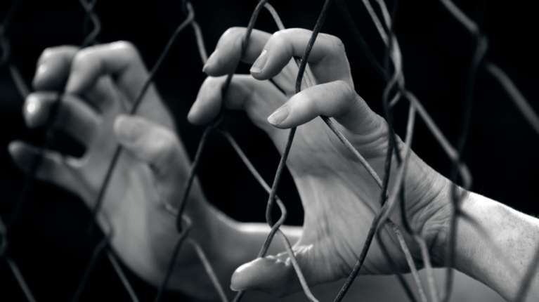 Θεσσαλονίκη: 83χρονη κατηγορείται για εμπορία ανθρώπων - Εξέδιδε 20χρονη - Αναζητείται και ένας 27χρονος