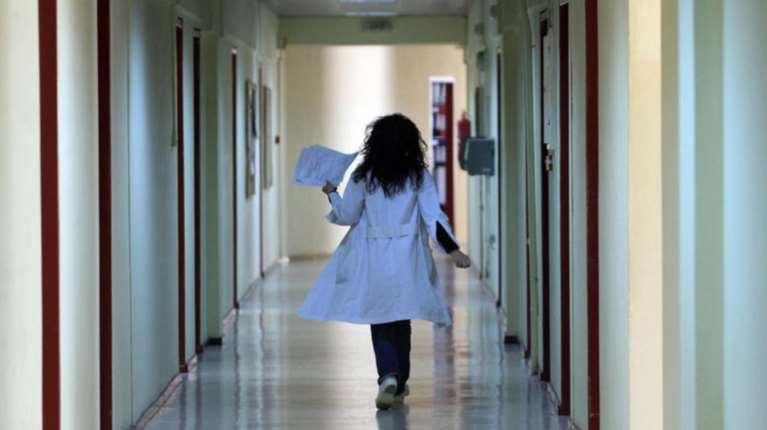 Περιστέρι: Στο νοσοκομείο 14χρονη αφού λιποθύμησε από κατανάλωση αλκοόλ - Δύο συλλήψεις