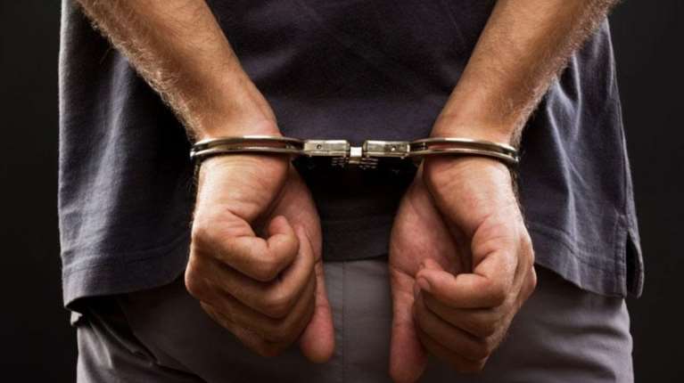 Χειροπέδες σε 48χρονο που... καμάρωνε με ένα πιστόλι στο χέρι στο facebook