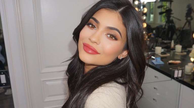 Η Κάιλι Τζένερ απολαμβάνει το Ιόνιο: Γεύμα δίπλα στη θάλασσα και ψώνια στο Φισκάρδο [εικόνες]