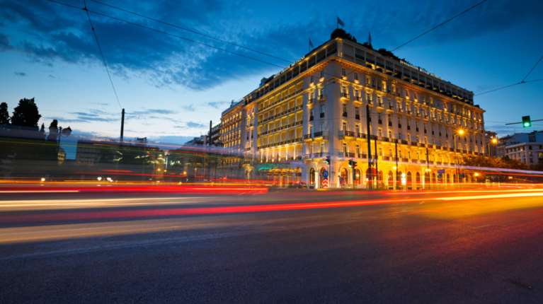 Γιατί ο Τραμπ και οι αναρατάξεις στη Σερβία επηρεάζουν τα ξενοδοχεία - Πόσο κοστίζει ένα δωμάτιο στο &quot;Μεγάλη Βρετανία&quot;