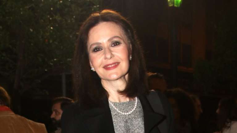 H Κάτια Δανδουλάκη κομψή με ανδρόγυνο look σε θεατρική πρεμιέρα