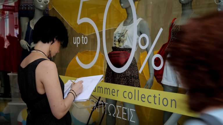 Θερινές εκπτώσεις: Ανοιχτά την Κυριακή τα καταστήματα - Το ωράριο - Τι πρέπει να προσέχουν οι καταναλωτές