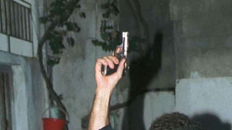 Χανιά: Επεσαν μπαλωθιές σε... άναμμα χριστουγεννιάτικου δέντρου - Αναζητείται ο &quot;πιστολέρο&quot;