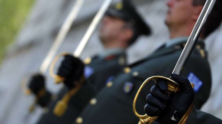 Νέοι μισθοί Ενστόλων: Αυξήσεις και αναδρομικά έως 3 μήνες – Οι ημερομηνίες πληρωμής και τα ποσά