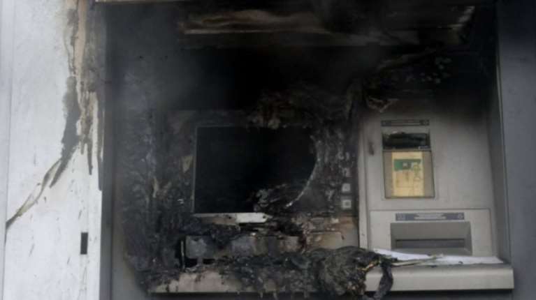 Θεσσαλονίκη: Φωτιά σε ΑΤΜ μετά από εμπρησμό – Την έσβησε περαστικός