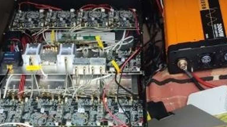 Απάτες με τη μέθοδο "SMS Blaster": Κινέζοι υπέκλεπταν τραπεζικά δεδομένα με εξοπλισμό σε πορτ μπαγκάζ αυτοκινήτου