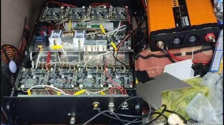 Απάτες με τη μέθοδο "SMS Blaster": Κινέζοι υπέκλεπταν τραπεζικά δεδομένα με εξοπλισμό σε πορτ μπαγκάζ αυτοκινήτου