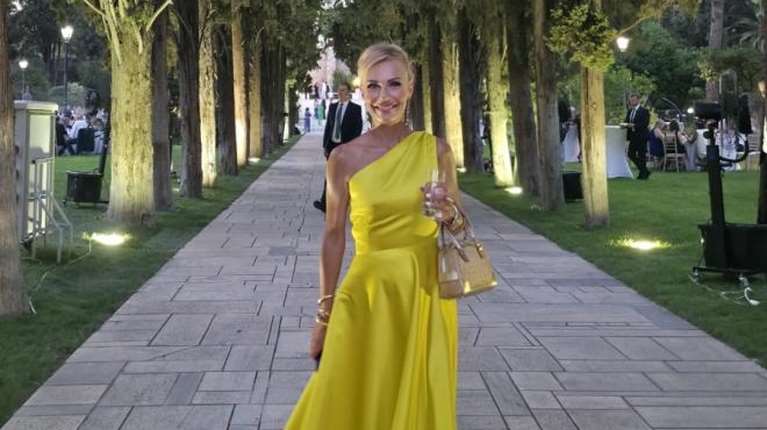 Τίνα Μεσσαροπούλου: Δεν έπαψε να χαμογελά στη δεξίωση του Προεδρικού - Aπαστράπτουσα στο πλευρό του Γιώργου Μυλωνάκη