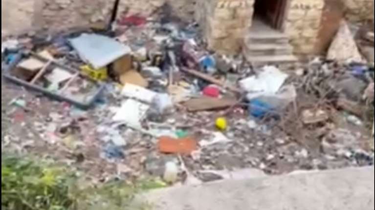 Υγειονομική βόμβα σε εγκαταλειμμένο κτίριο στον Νέο Κόσμο - Απίστευτο σκουπιδαριό [εικόνες - βίντεο]