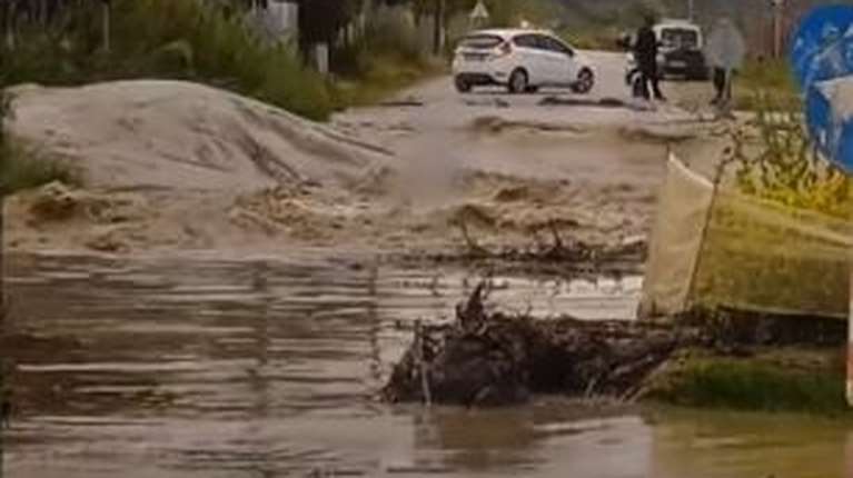 Χαλκιδική: Υπερχείλισε ρέμα λόγω της βροχής- Διακοπή κυκλοφορίας στην παραλιακή οδό Ν. Καλλικράτειας - Ν. Ηράκλειας