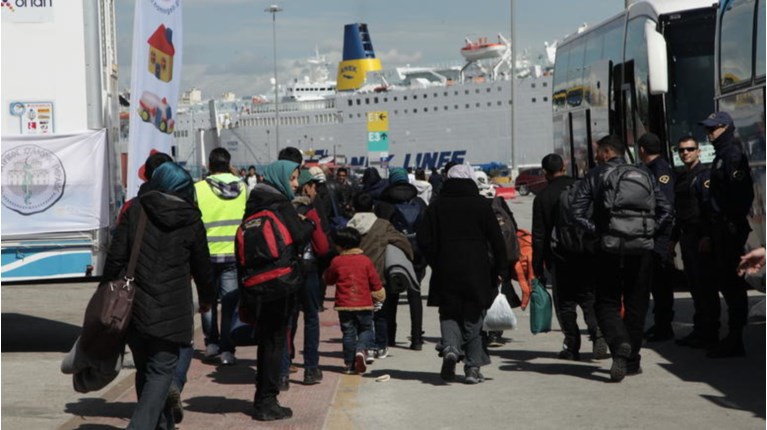 Στο λιμάνι του Πειραιά άλλοι 58 μετανάστες για δομές φιλοξενίας