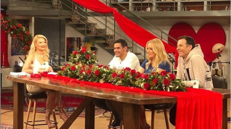 Φουλ στα κόκκινα λουλούδια το πλατό της ερωτευμένης Σκορδά [Εικόνες]