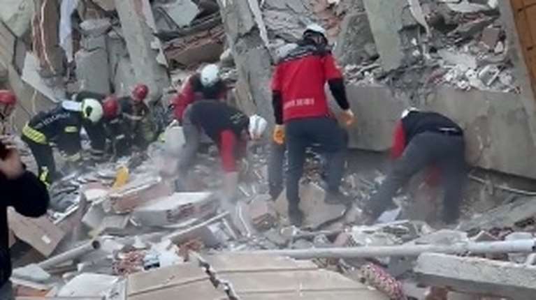 Τουρκία: Κατέρρευσε εξαώροφο κτίριο – Φόβοι για εγκλωβισμένους