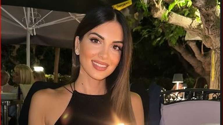 Σταματίνα Τσιμτσιλή: Συνοδεύει στο σχολικό τα τρία παιδιά της - Το οικογενειακό κλικ στον κήπο του σπιτιού τους